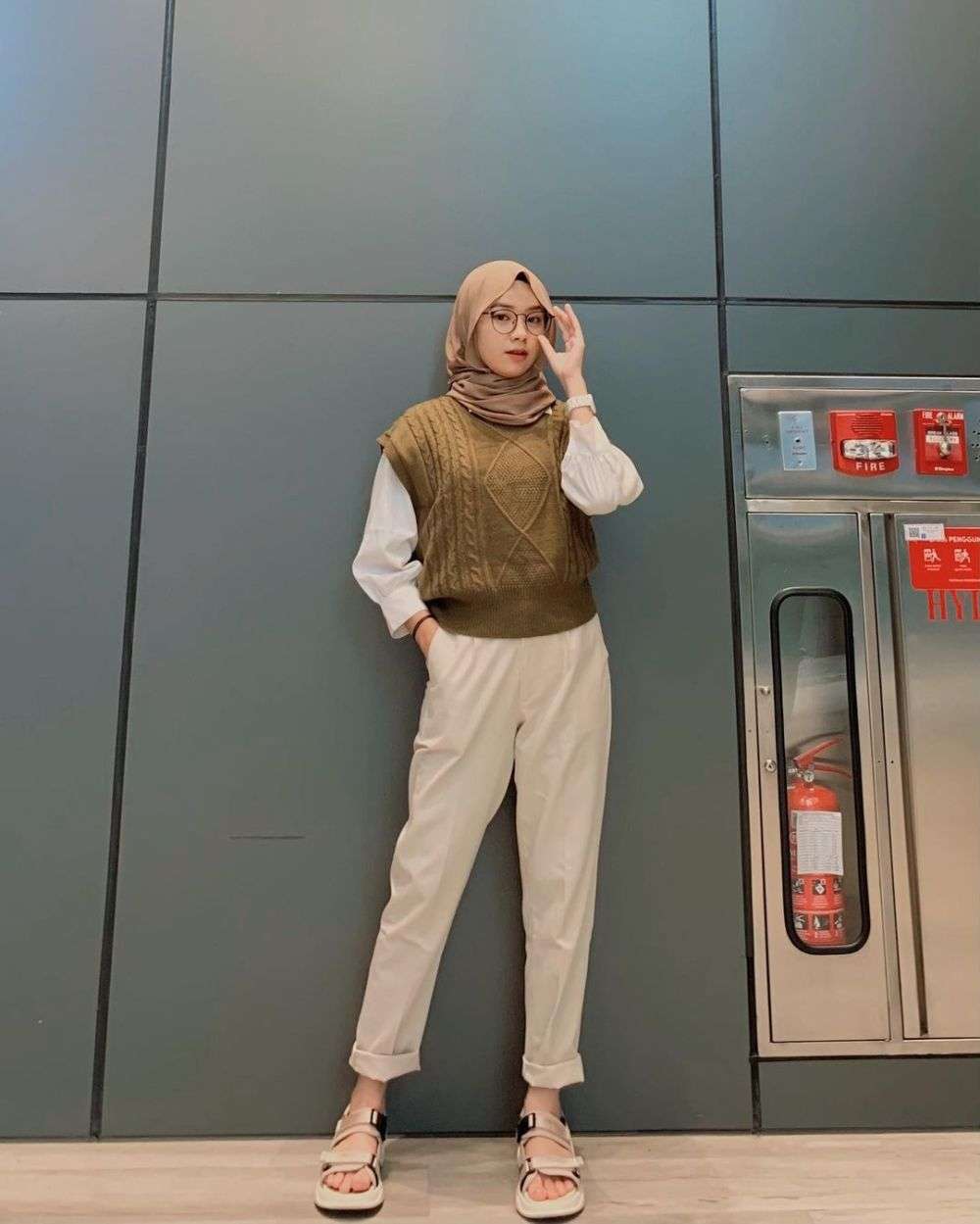 9 Ide Hijab Outfit Cewek Bumi ala Ayu Kartika, Chic and Comfy!