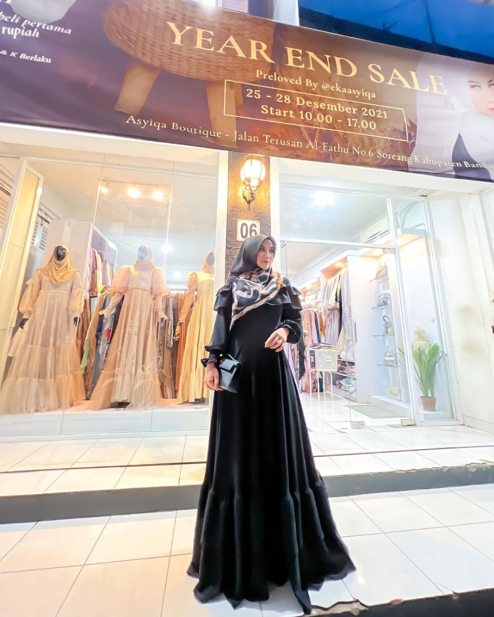 10 Referensi Dress Muslimah Nuansa Hitam ala Eka Asyiqa, Stunning!