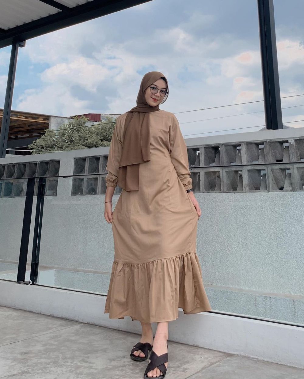 9 Ide Hijab Outfit Cewek Bumi ala Ayu Kartika, Chic and Comfy!