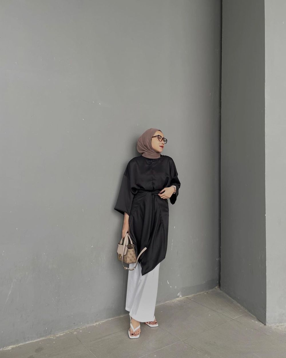 9 Outfit Hijab Warna Hitam untuk Kondangan ala Dela Ayu