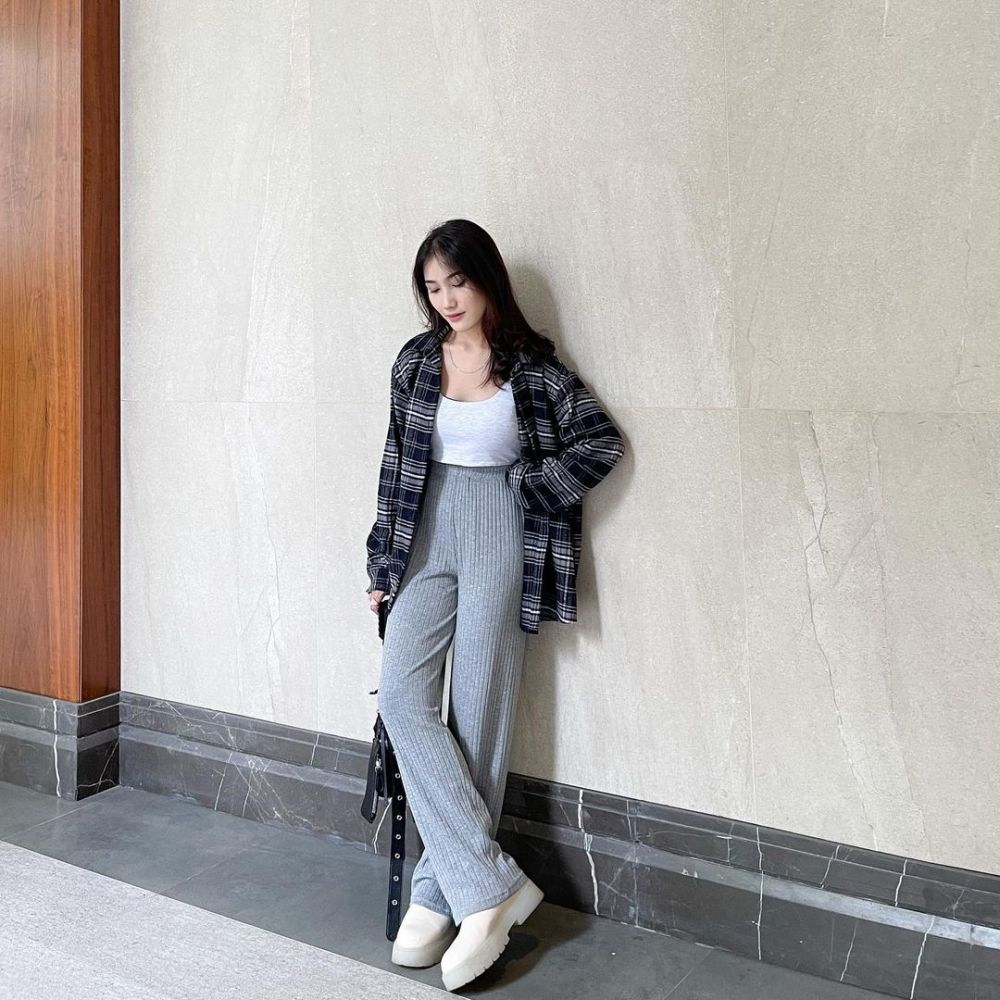 12 Style OOTD Hangout Kekinian ala Nazwa Adinda, Super Kece!