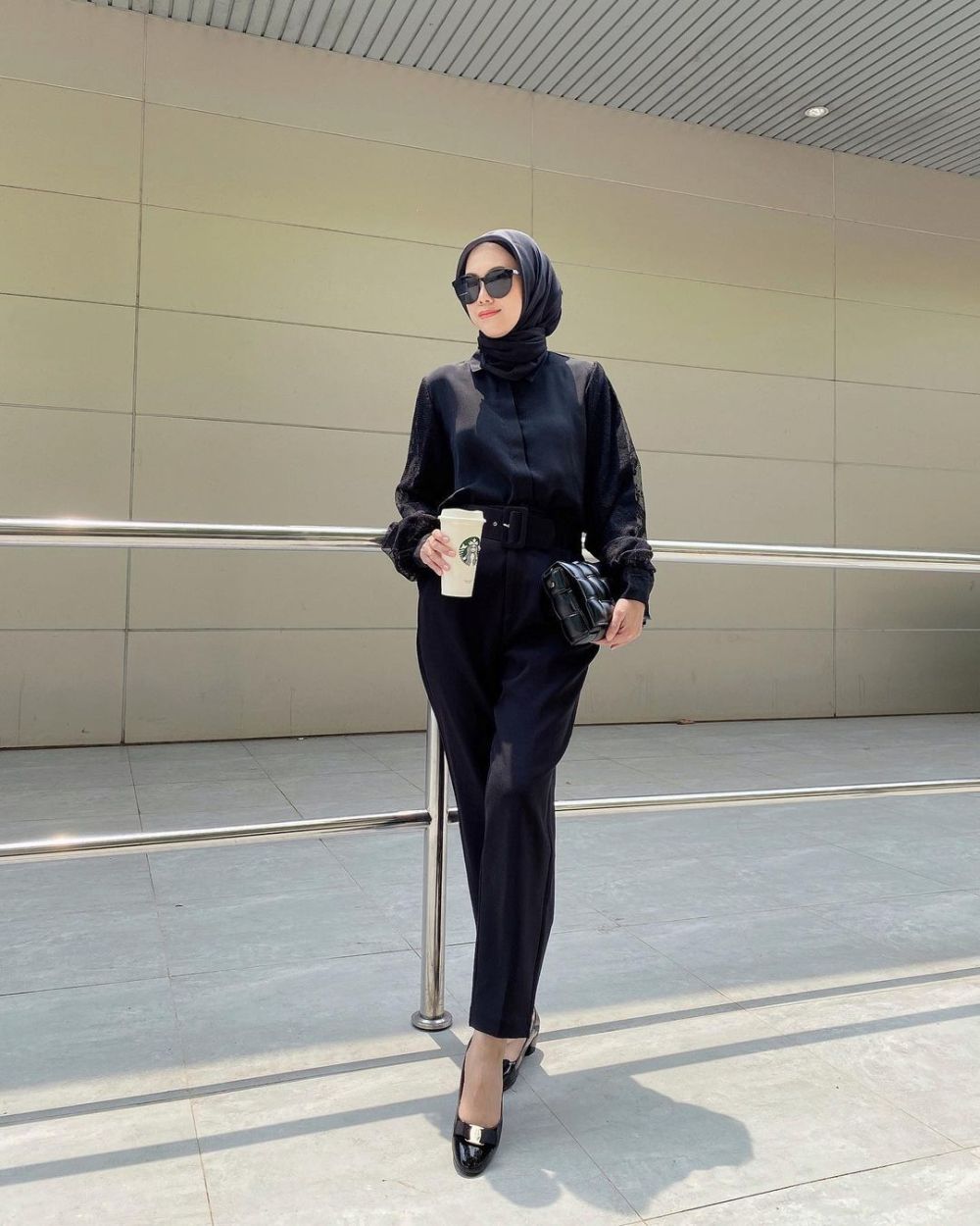 8 Referensi Outfit Ngantor Simpel Elegan Ala Selebgram Hijab