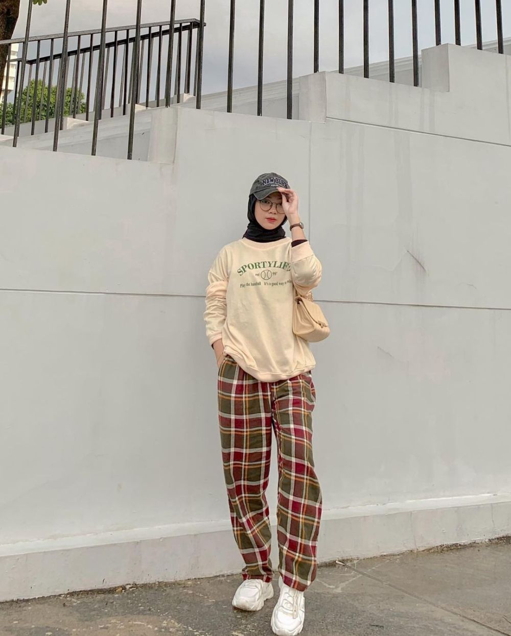 9 Ide Hijab Outfit Cewek Bumi ala Ayu Kartika, Chic and Comfy!