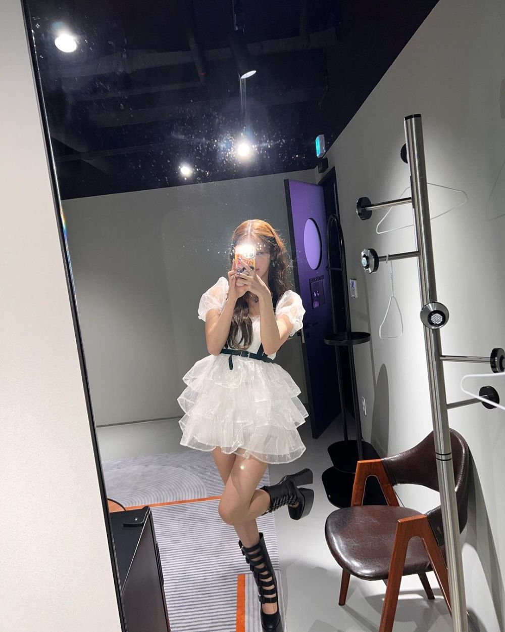 10 Referensi Outfit Pakai Dress Putih ala Miyeon (G)I-DLE, Menawan!