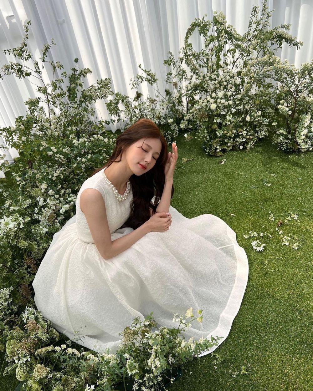 10 Referensi Outfit Pakai Dress Putih ala Miyeon (G)I-DLE, Menawan!