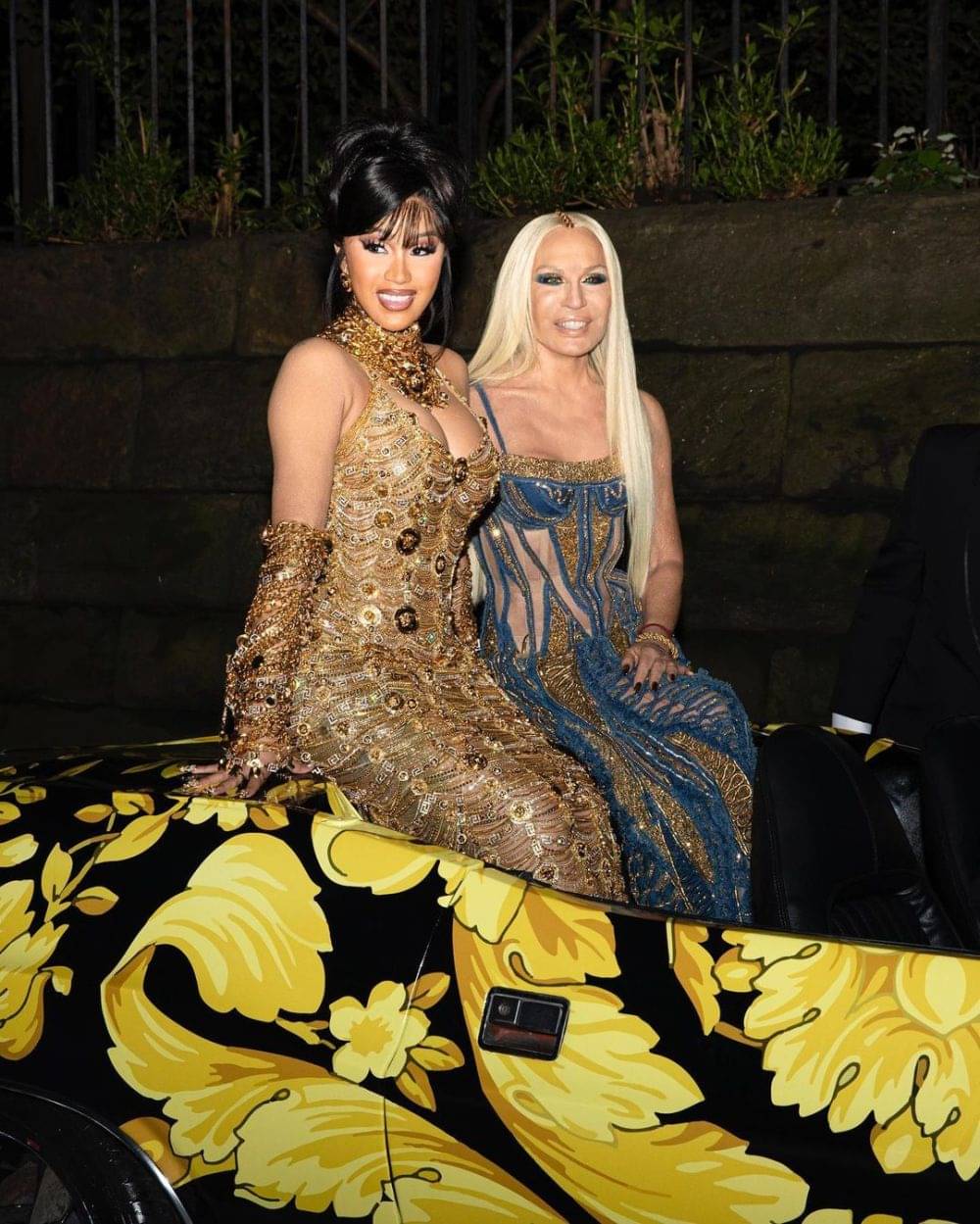 9 Potret Akrab Donatella Versace Dengan Artis Hollywood