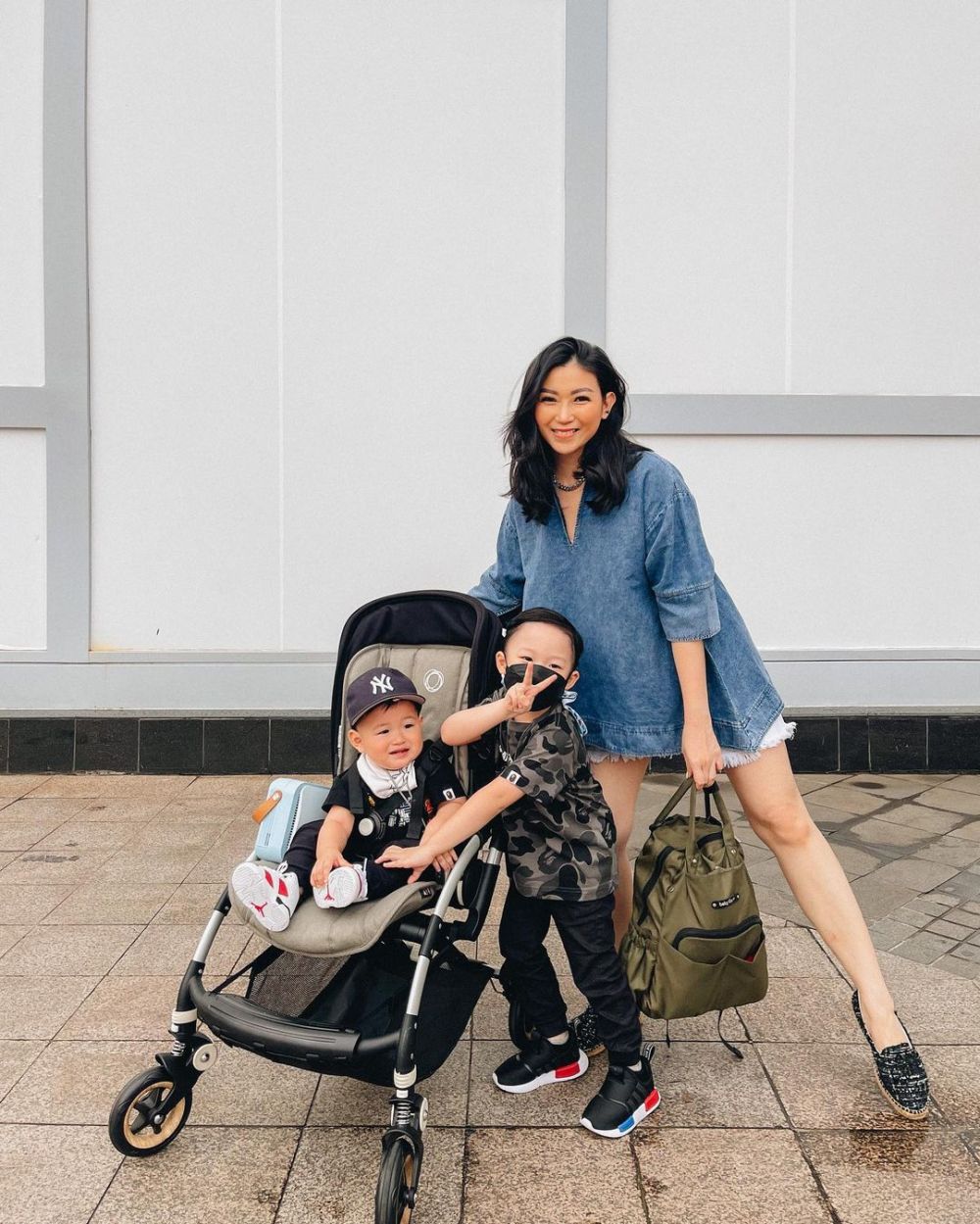 10 Style OOTD Hangout Mama Muda ala Catherine Sumitri, Fashionable!