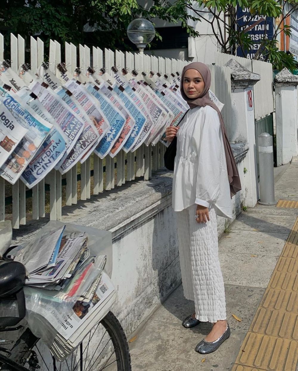 9 Ide Padu Padan Outfit Kulot Putih, Hijabers Wajib Punya