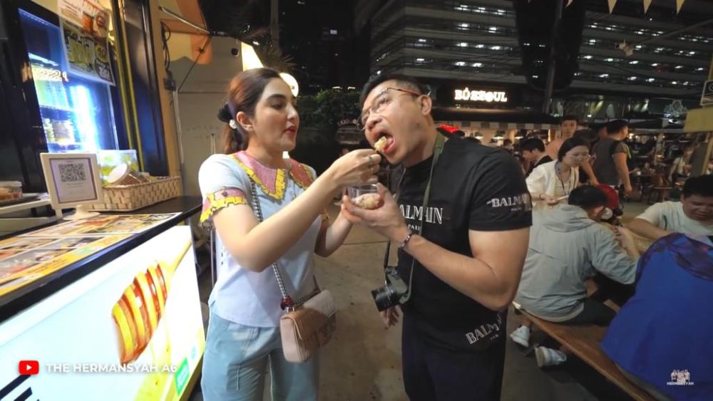 8 Potret Ashanty Jajan Street Food di Thailand, Makan Udang Hidup