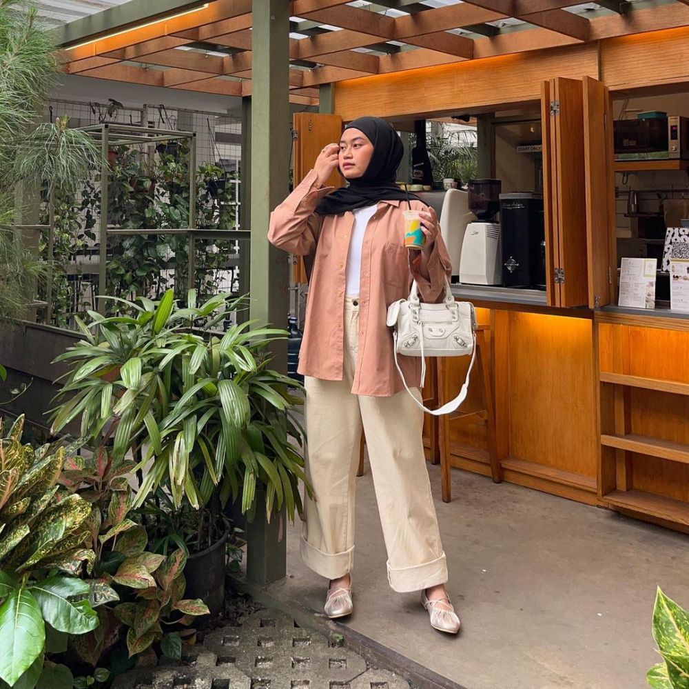 10 Ide Styling Kemeja Ala Selebgram Hijabers