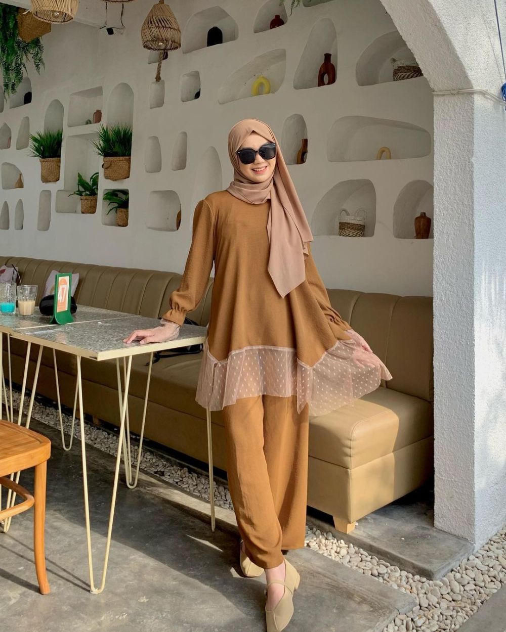 9 Ide Hijab Outfit Cewek Bumi ala Ayu Kartika, Chic and Comfy!
