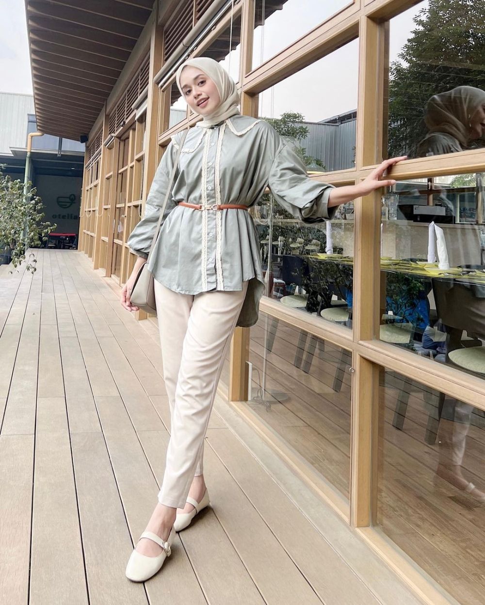 8 Referensi Outfit Ngantor Simpel Elegan Ala Selebgram Hijab