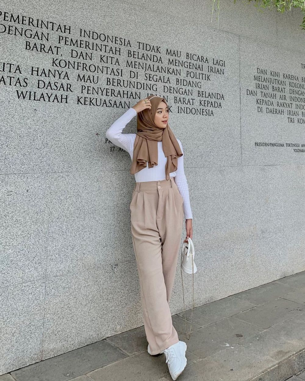 9 Ide Hijab Outfit Cewek Bumi ala Ayu Kartika, Chic and Comfy!