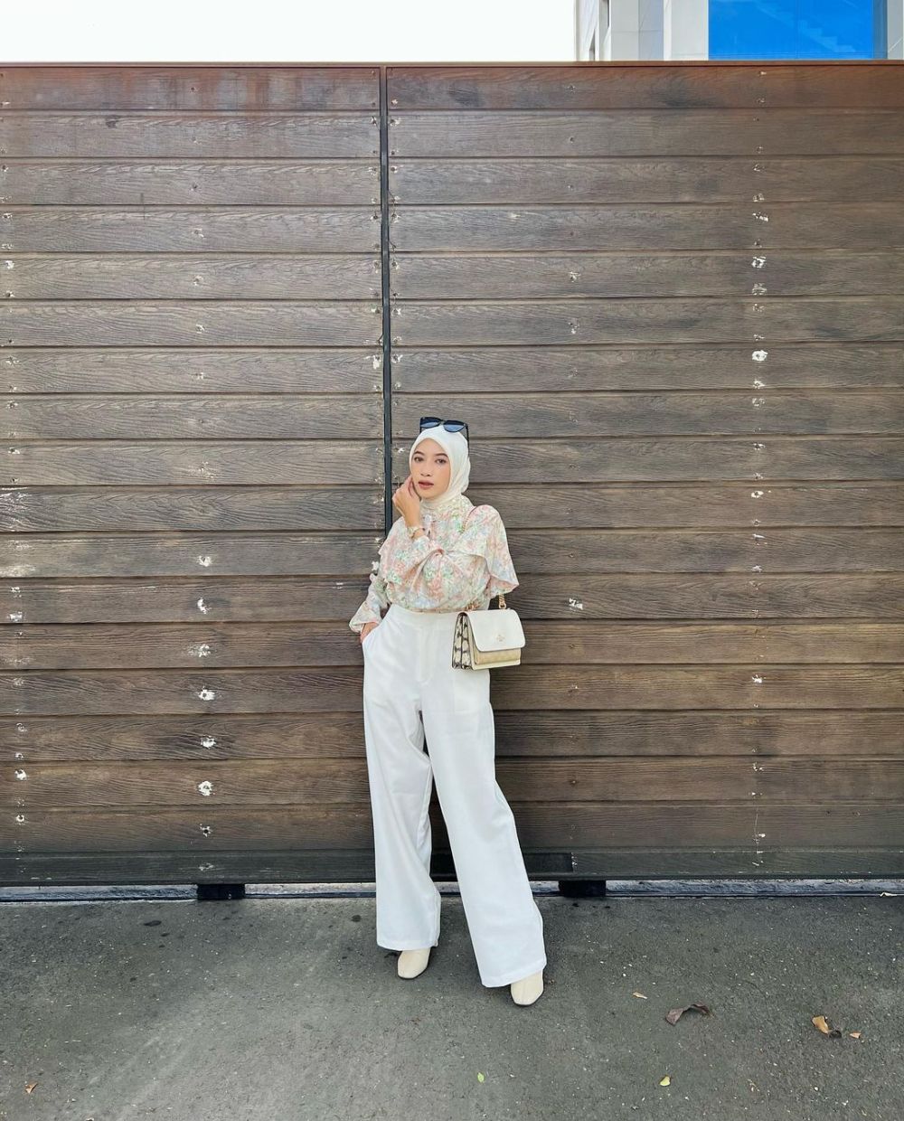 9 Ide Padu Padan Outfit Kulot Putih, Hijabers Wajib Punya