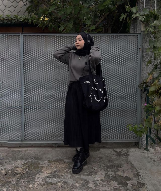 9 OOTD Hijab Nuansa Hitam ala Siti Rachmah, Bold Dan Super Stylish!