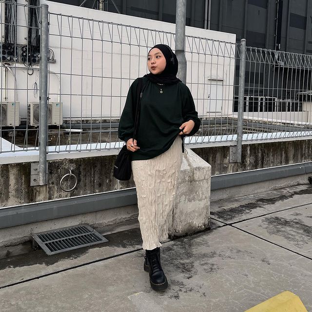 9 OOTD Hijab Nuansa Hitam ala Siti Rachmah, Bold Dan Super Stylish!