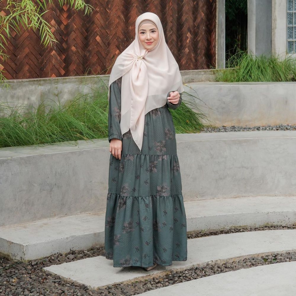 9 Ide Outfit Natasha Rizky yang Selalu Tampil Syari, Super Elegan!