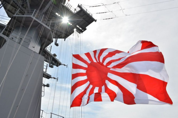 Kapal Pasukan Bela Diri Jepang Kibarkan Bendera Matahari Terbit
