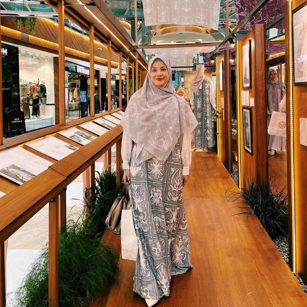 9 Ide Outfit Natasha Rizky yang Selalu Tampil Syari, Super Elegan!