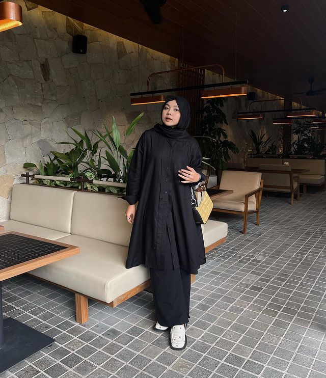 9 OOTD Hijab Nuansa Hitam ala Siti Rachmah, Bold Dan Super Stylish!