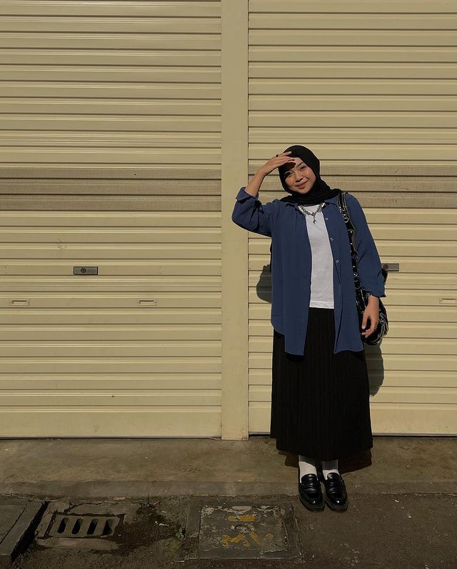 9 OOTD Hijab Nuansa Hitam ala Siti Rachmah, Bold Dan Super Stylish!