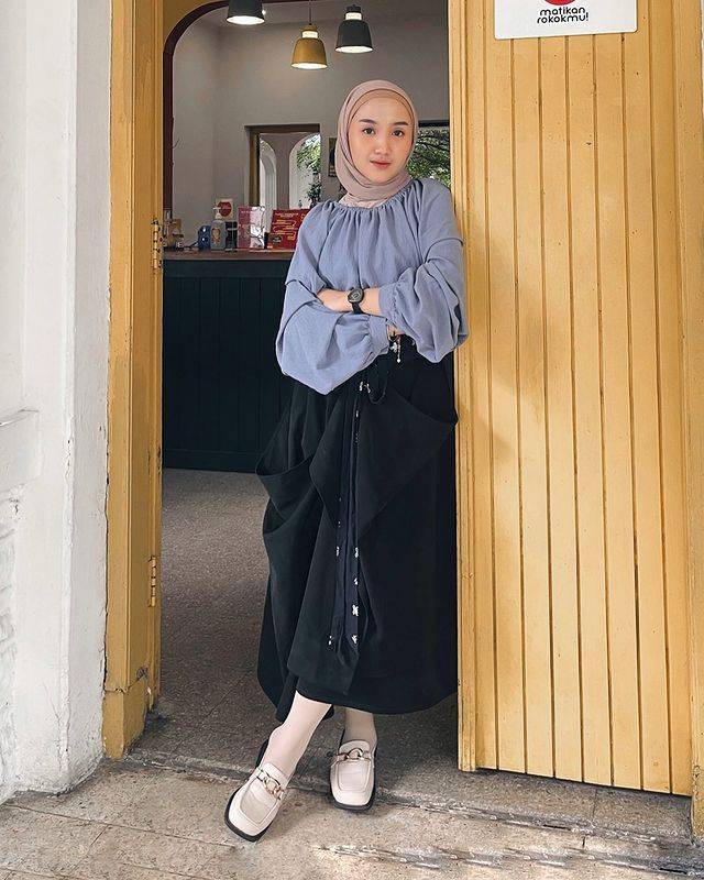 9 Outfit Hijab Nuansa Abu-abu Ala Thafanya, Enak Dipandang