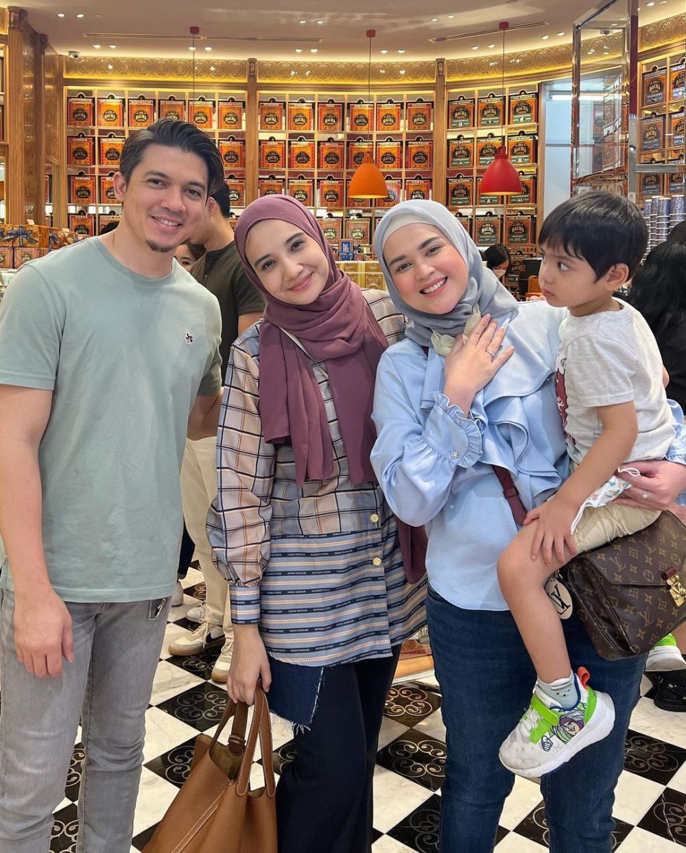 10 Momen Keluarga Irwan-Zaskia Liburan di Singapura, Happy!