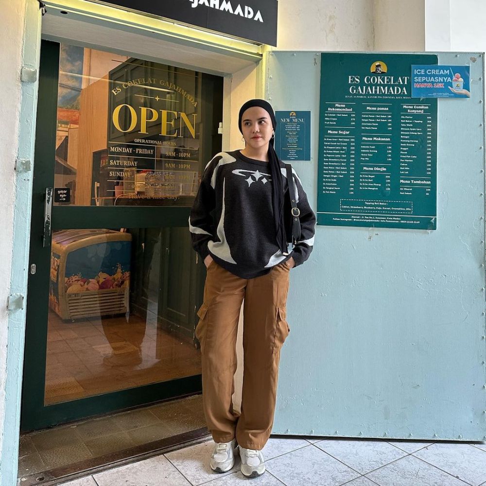 10 OOTD Liburan Hijab Ala Via Zulviani, Kekinian Gak Bikin Bosan