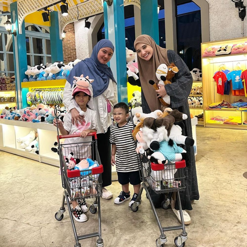 10 Momen Keluarga Irwan-Zaskia Liburan di Singapura, Happy!