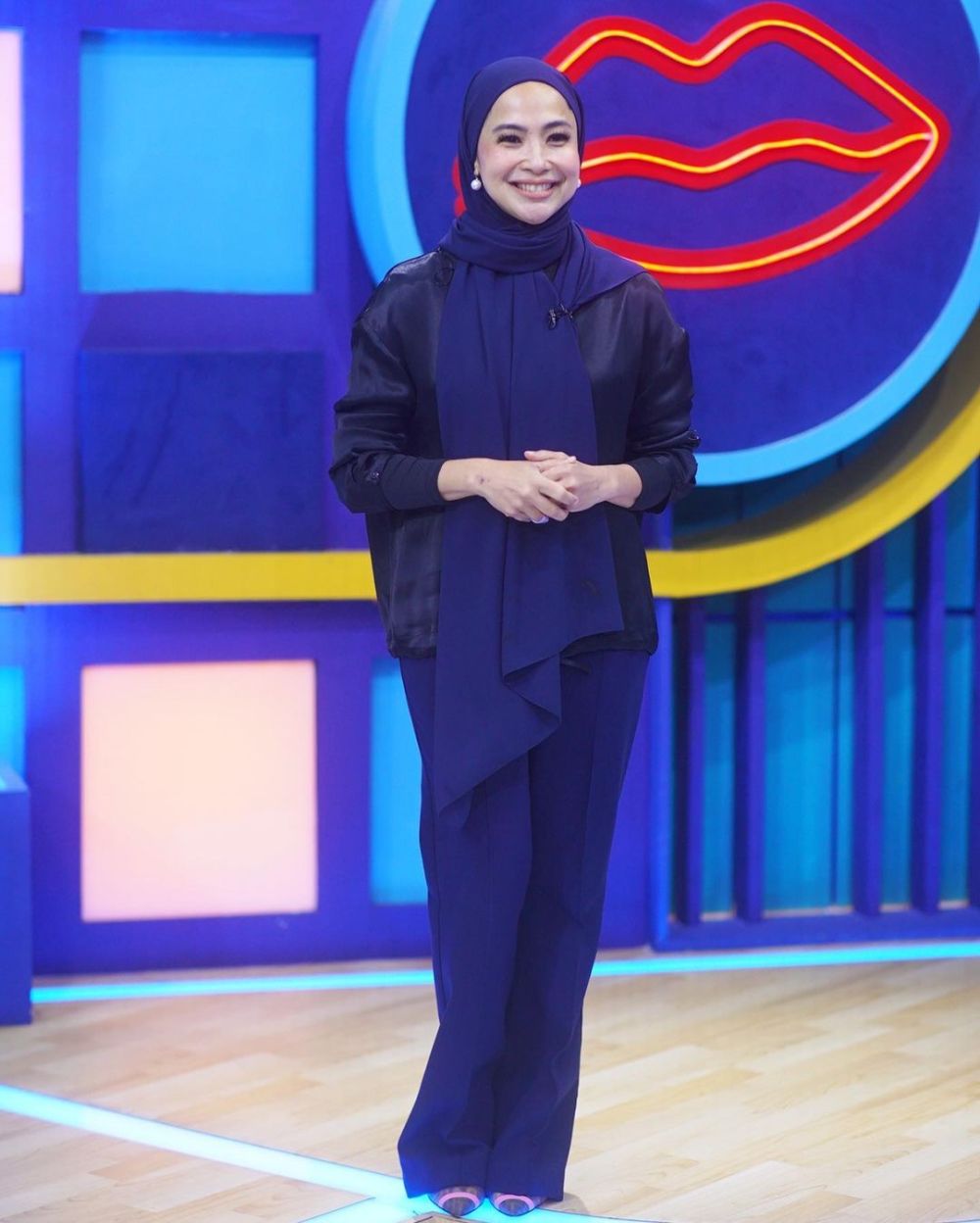 9 OOTD Hijab ala Feni Rose, Cocok buat Ibu Gaul!