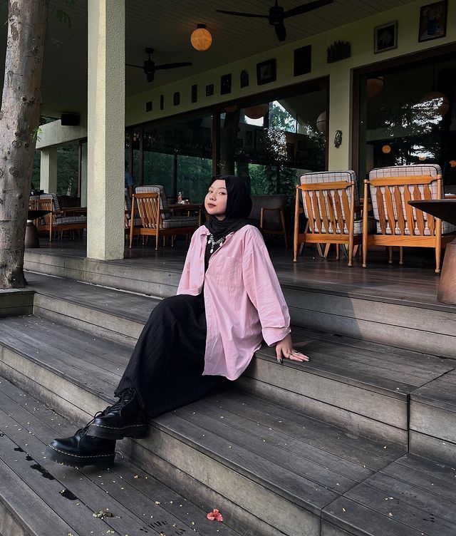 9 OOTD Hijab Nuansa Hitam ala Siti Rachmah, Bold Dan Super Stylish!