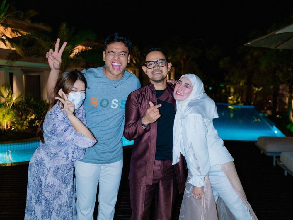 8 Potret Kebersamaan Rebecca Klopper Dan Fadly Faisal