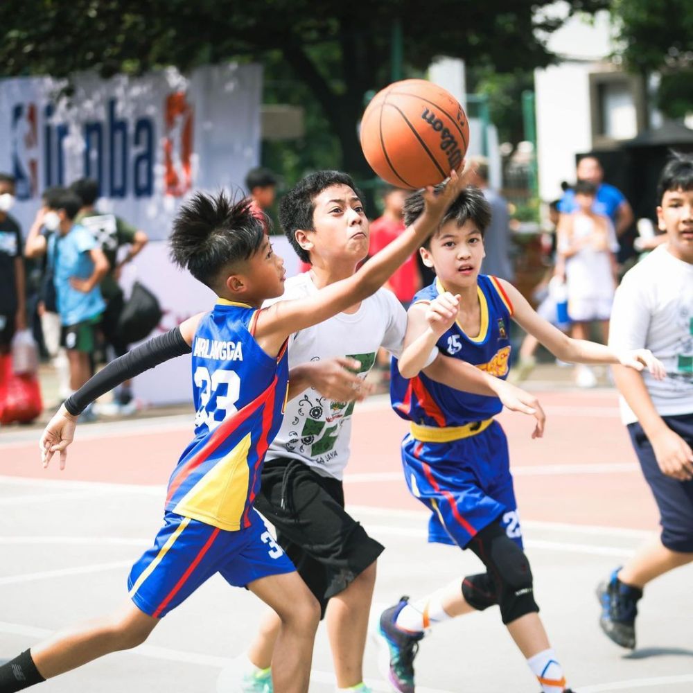 7 Potret Airlangga, Anak Ibas-Aliya Saat Main Basket, Keren!