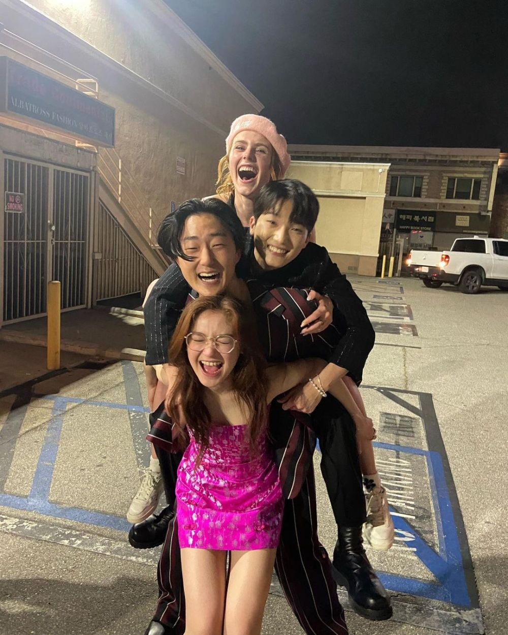 9 Potret Akrab Pertemanan Pemeran XO Kitty, Circle Asik!