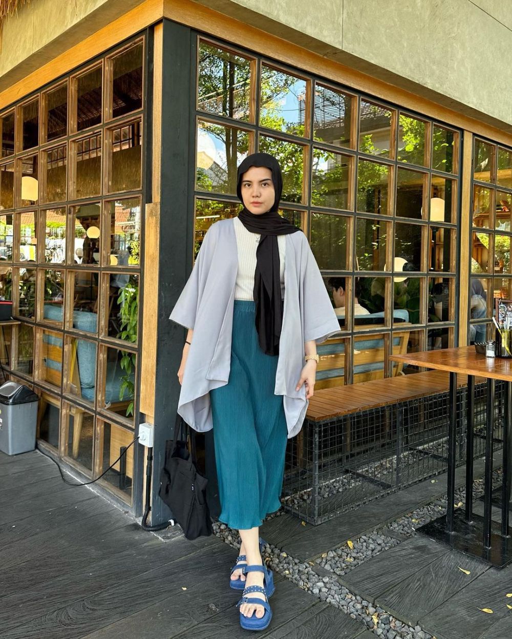 10 OOTD Liburan Hijab Ala Via Zulviani, Kekinian Gak Bikin Bosan