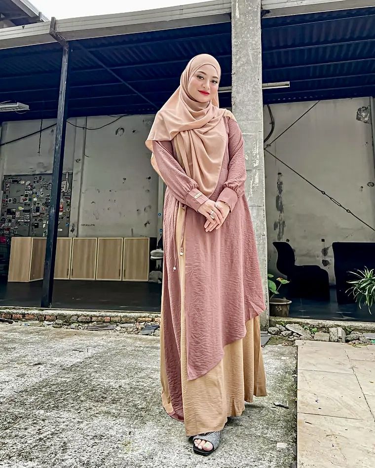 9 Ide OOTD Hijab ala Artis Indonesia, Outfit Kantor hingga Hangout! 