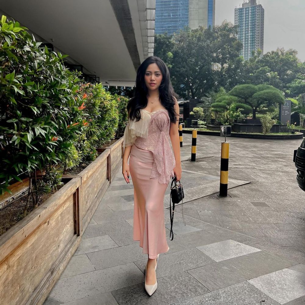 9 Inspirasi Outfit Kondangan ala Rachel Vennya, Kasual Hingga Formal