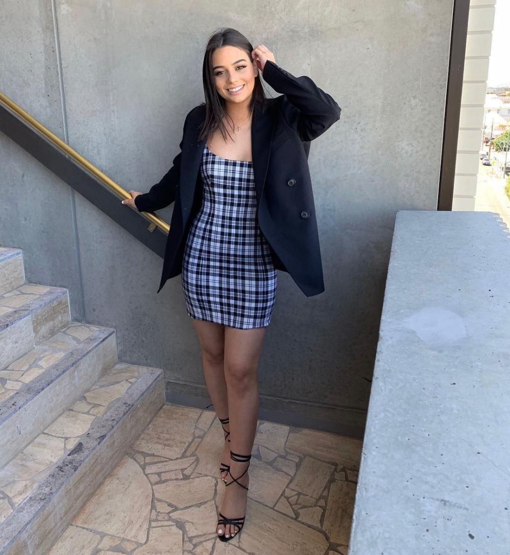 9 Inspirasi Outfit Hangout Bella Fiori, Jadi Pusat Perhatian