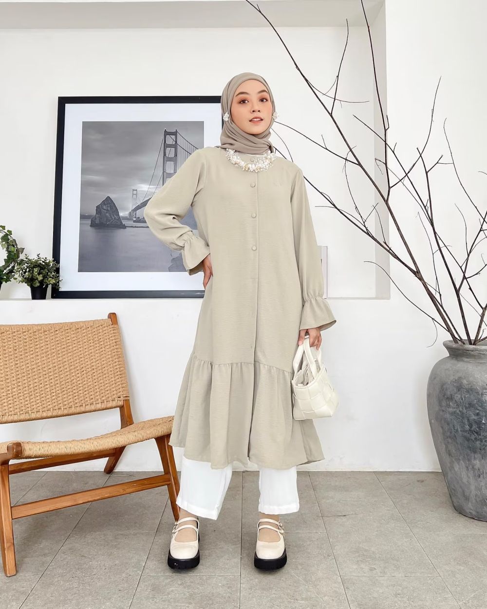 9 Ide OOTD Hijab Pakai Midi Dress, Chic dan Trendy! 