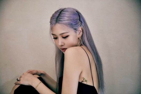 7 Inspirasi Warna Rambut ala Rose BLACKPINK, Chic dan Trendi!