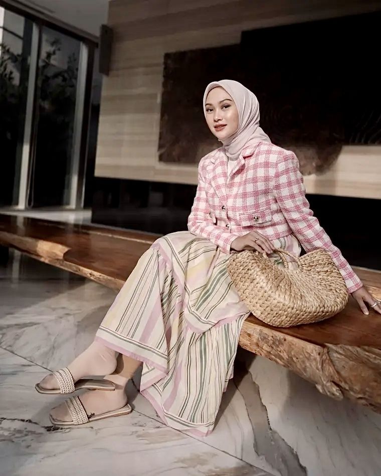 9 Ide OOTD Hijab ala Artis Indonesia, Outfit Kantor hingga Hangout! 