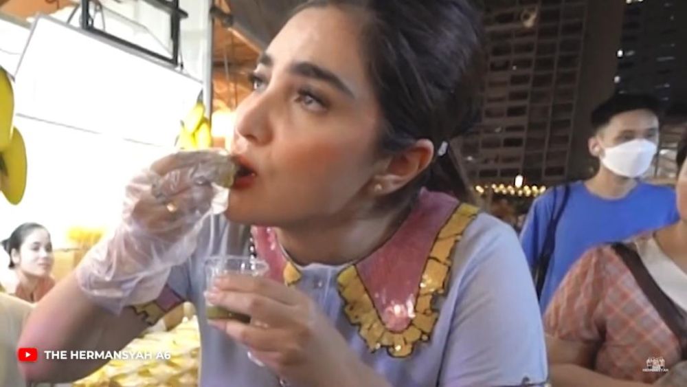 8 Potret Ashanty Jajan Street Food di Thailand, Makan Udang Hidup