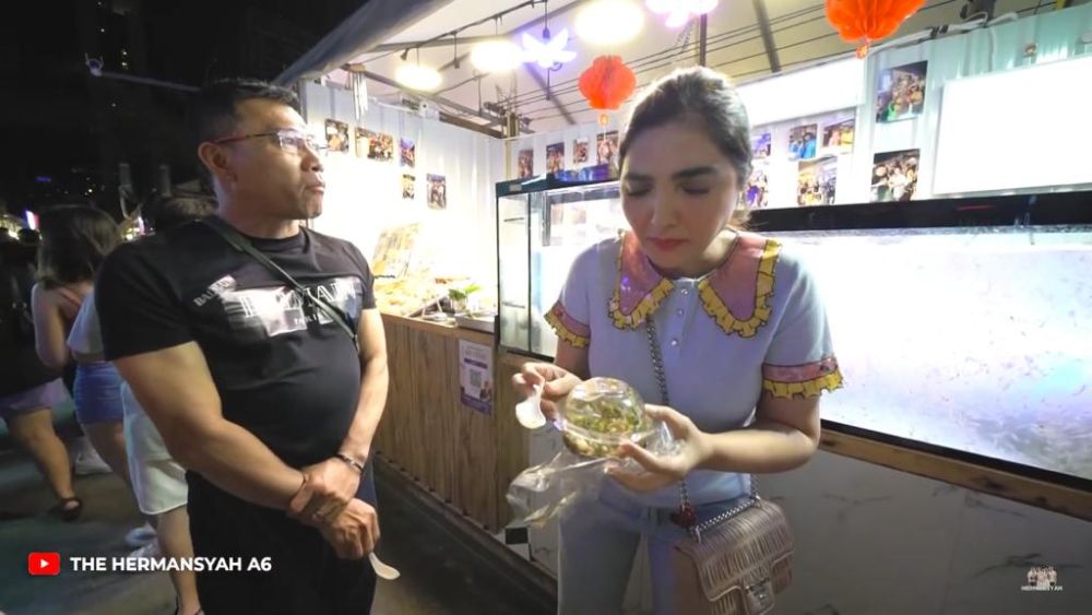 8 Potret Ashanty Jajan Street Food di Thailand, Makan Udang Hidup 