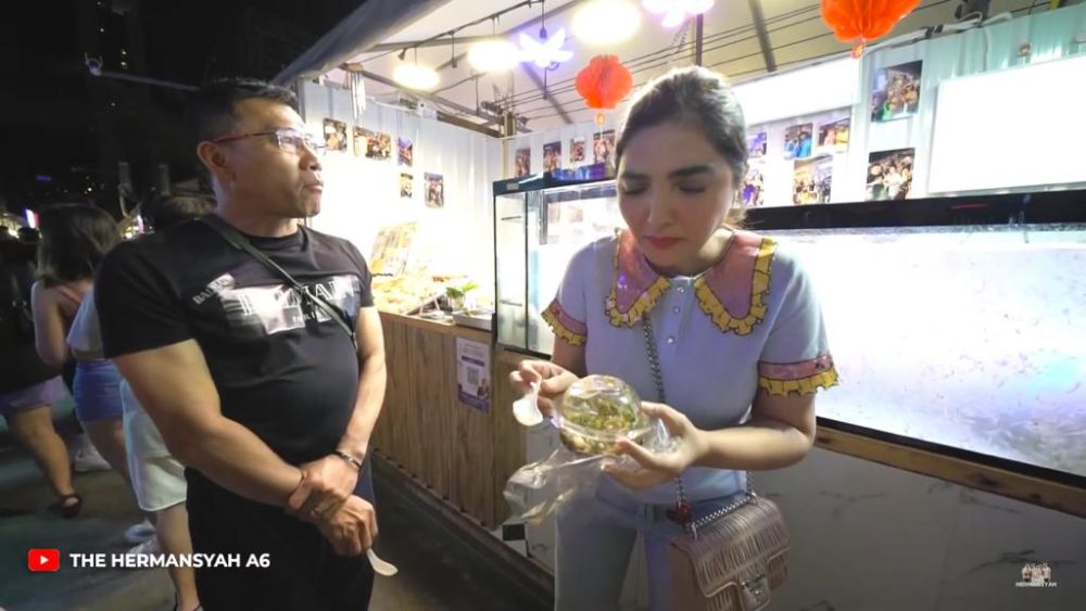 8 Potret Ashanty Jajan Street Food di Thailand, Makan Udang Hidup