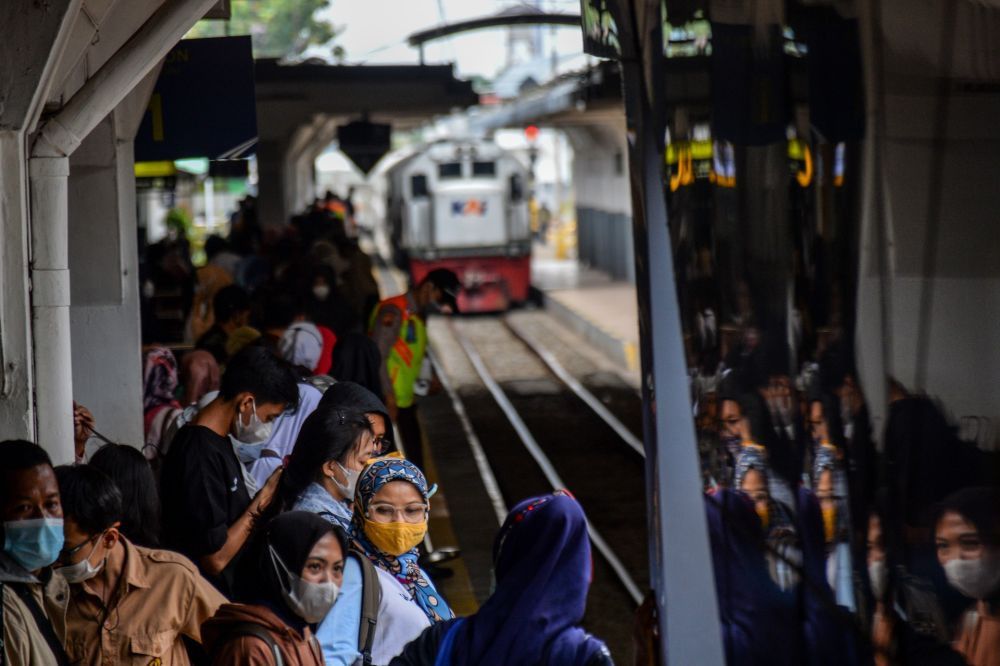 Viral Bus TNI AL Terobos Perlintasan Kereta Api di Malang