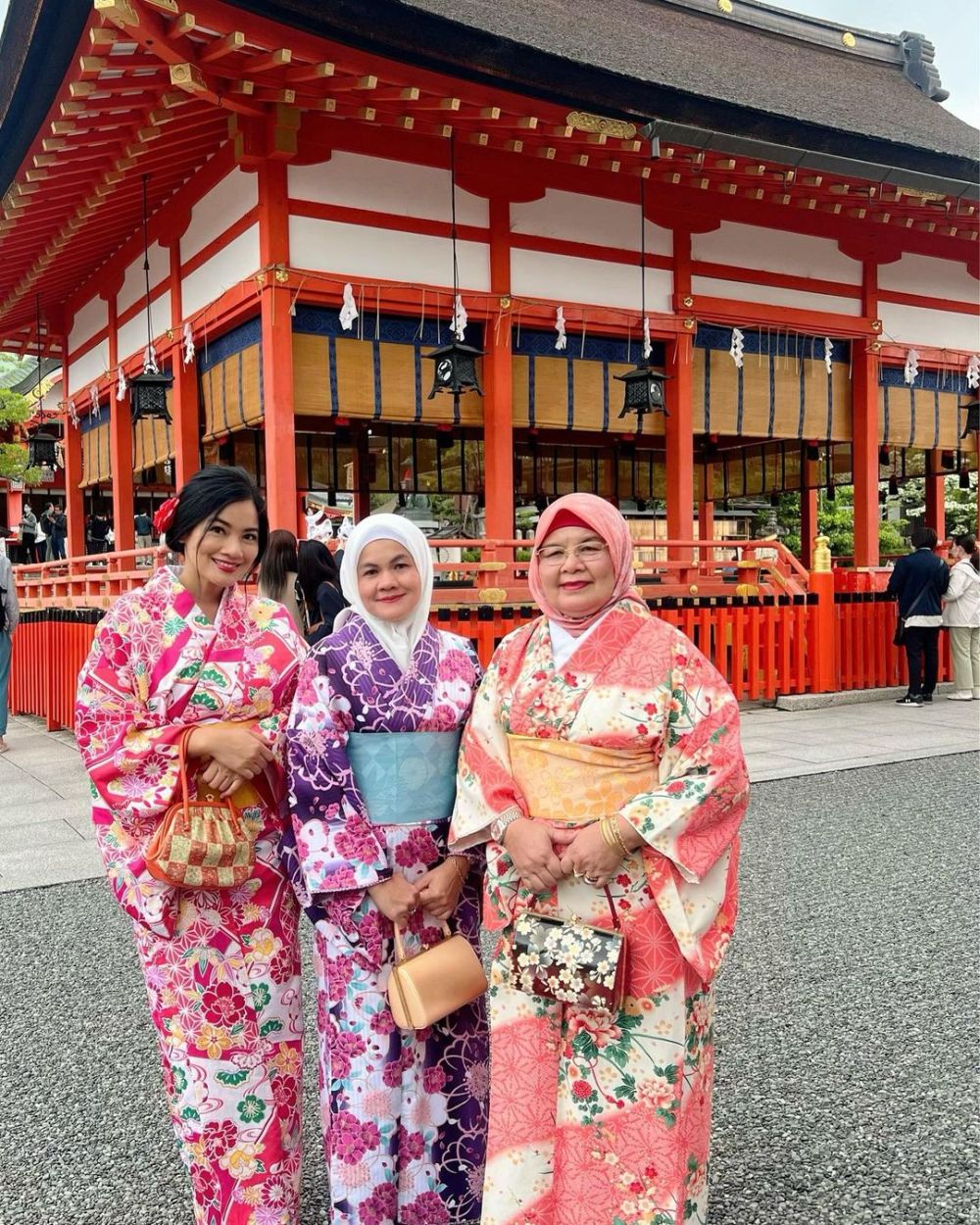 10 Pesona Titi Kamal Pakai Kimono Cantik Alami 