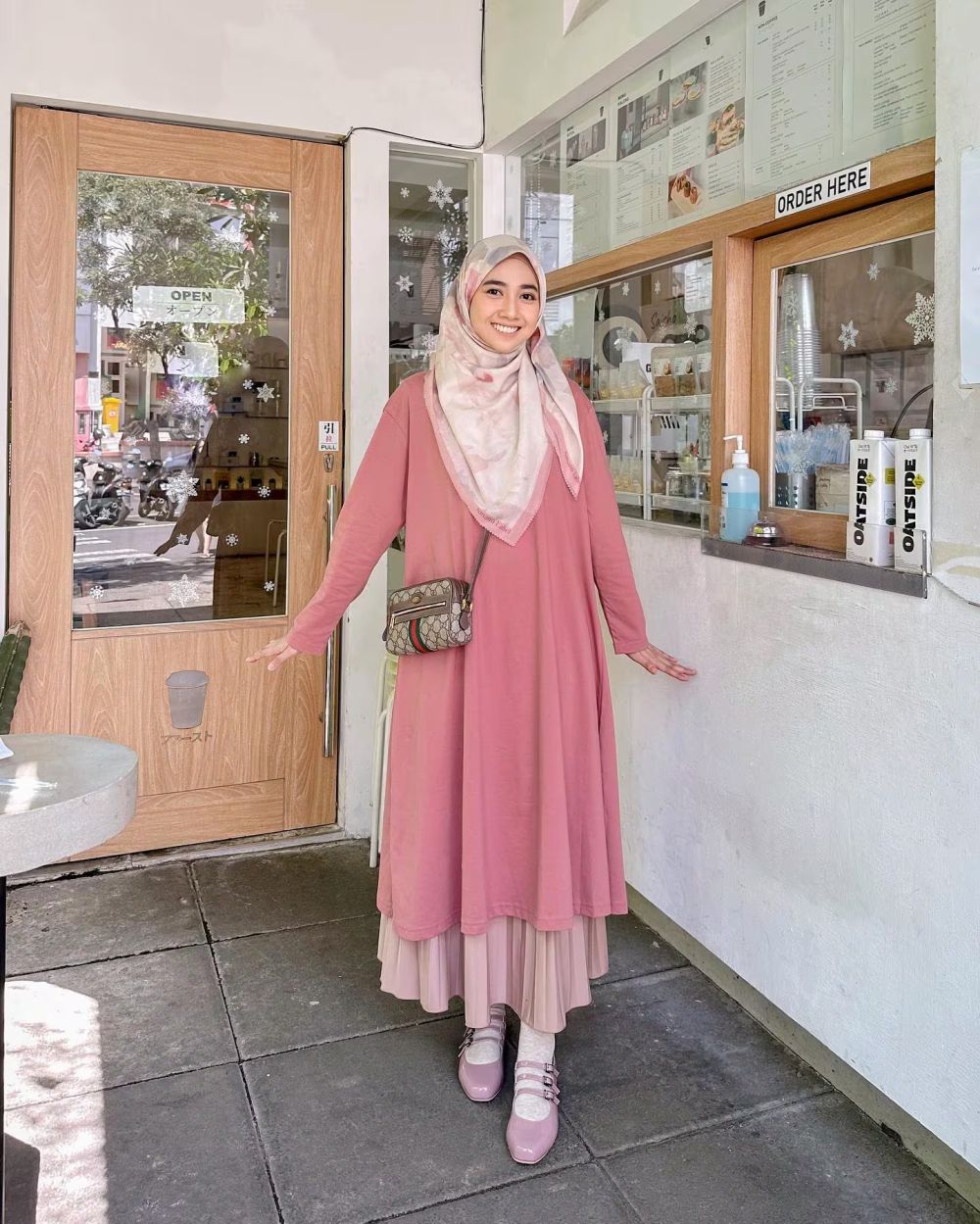 7 Ide Outfit Buka Bersama dengan Midi Dress ala Hijabers yang Elegan