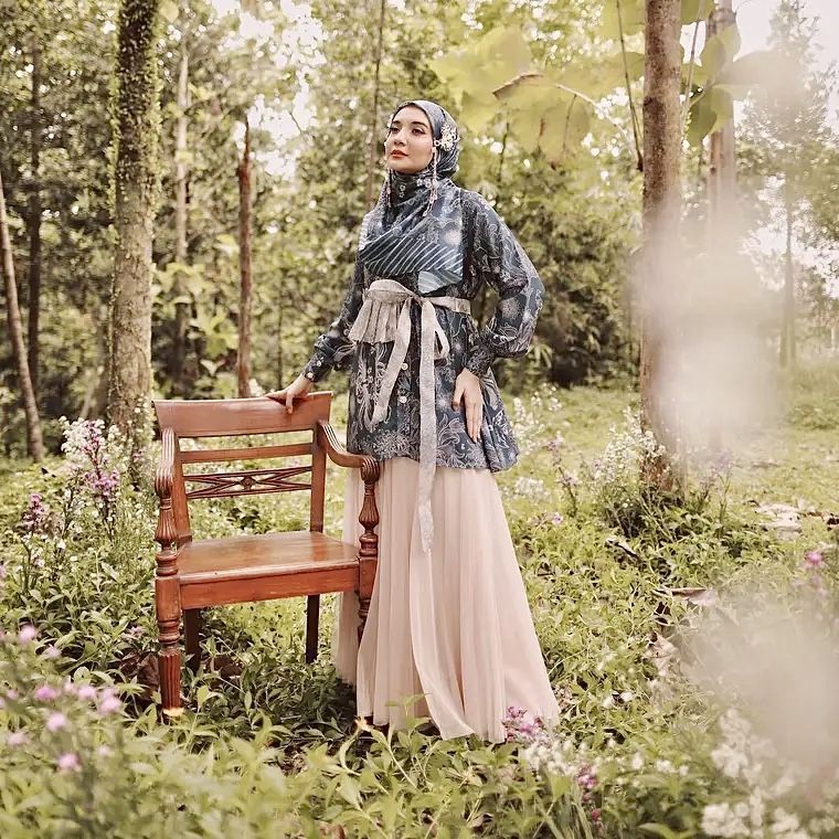 9 Ide OOTD Hijab ala Artis Indonesia, Outfit Kantor hingga Hangout! 