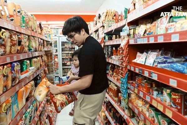 8 Potret Atta Borong Makanan saat Aurel Ngidam, Suami Idaman!