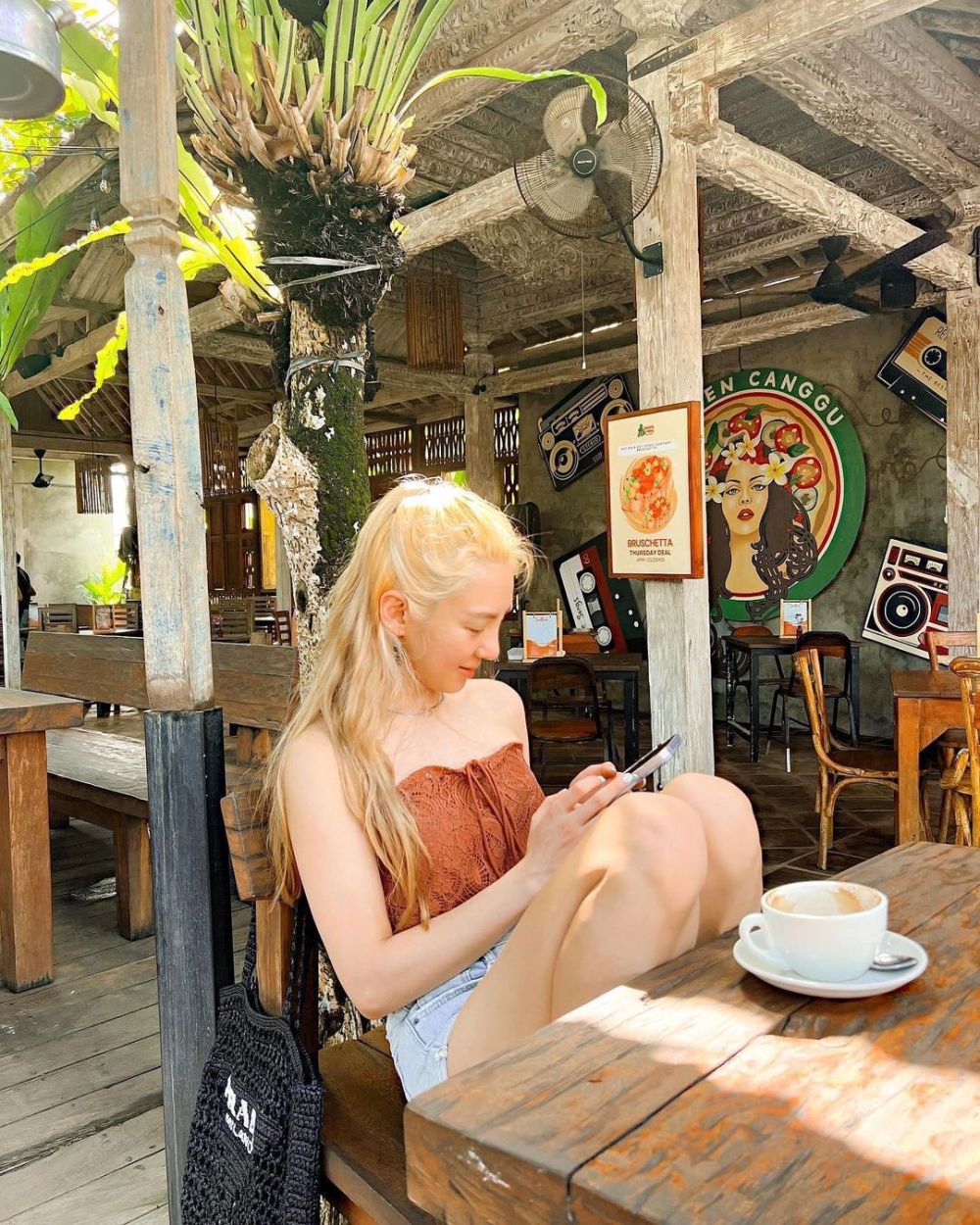 7 Tempat yang Dikunjungi Hyoyeon di Bali, Makan Kangkung